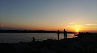 PAVILLON DANS RESIDENCE SECURISEE AVEC PISCINE COLLECTIVE à 400 m de la Mer
