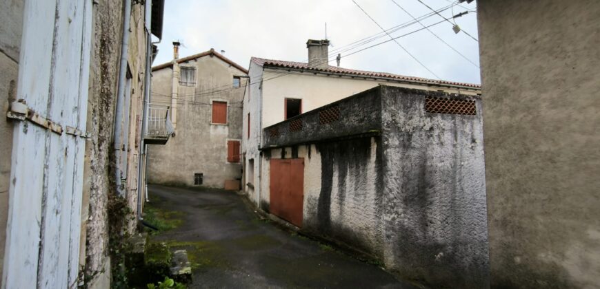 MAISON DE VILLAGE A RENOVER
